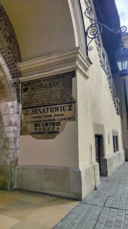 Dochované historické malované reklamy obchodníků na omítce pod podloubím v centru Krakova