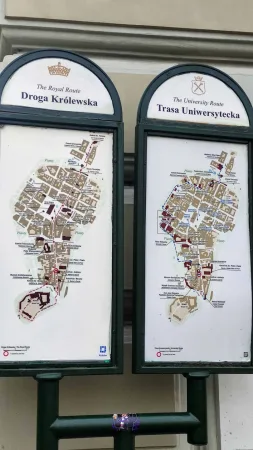 Informační tabule s mapami Královské cesty a Univerzitní trasy v historickém centru Krakova