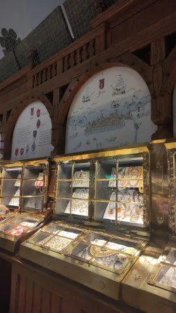 Mosazné prosklené vitríny s jantarovými šperky v obchodě uvnitř tržnice Sukiennice v Krakově