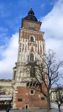 Gotická Radniční věž na Hlavním náměstí v Krakově, jediný pozůstatek zbořené středověké radnice