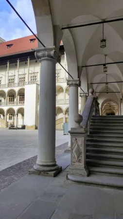 Renesanční sloupové podloubí a schodiště na nádvoří hradu Wawel v Krakově