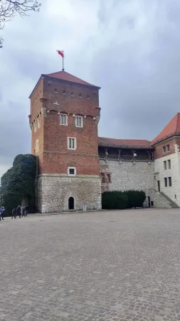 Zlodějská věž hradu Wawel v Krakově z cihel na kamenném základu s polskou vlajkou na vrcholu