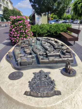 Sopron történelmi belvárosának bronz dombormű modellje kőtalapzaton