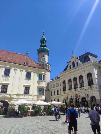 Sopron Főtere a Tűztoronnyal és a városházával