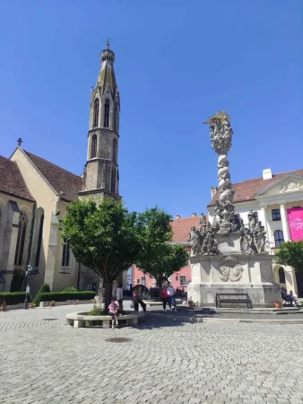 Gótikus templom és barokk Mária-oszlop a történelmi Sopron terén