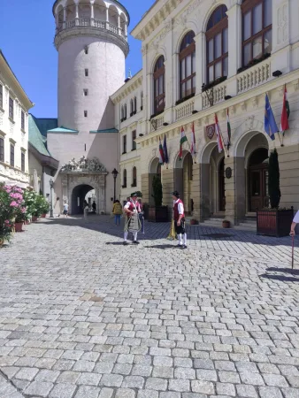 Két népviseletbe öltözött zenész a Tűztorony alatti kapunál Sopronban