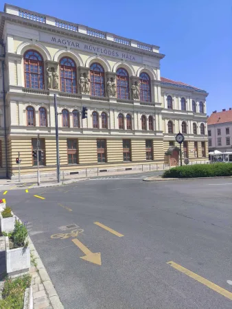 A Magyar Művelődési Ház szecessziós épülete az utcáról napsütéses napon Sopronban
