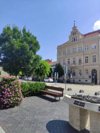 Sopron főtere paddal és virágokkal
