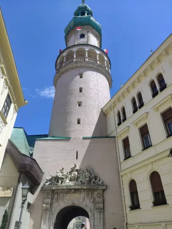 Alulnézeti kép a magas Tűzőrtoronyról kőkapuval Sopronban