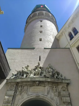 Kőrelief figurákkal a barokk kapun a Tűztorony alatt Sopronban