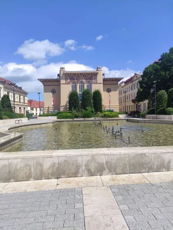 Szecessziós színházépület szökőkút mögött madarakkal Sopronban