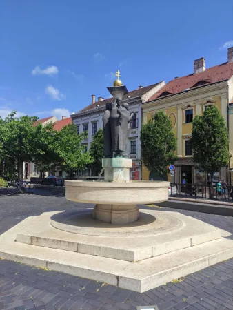 Bronz püspökszobor kőtalapzaton a soproni téren