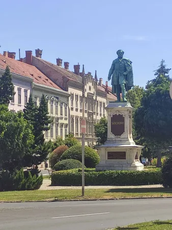 Széchenyi bronzszobra talapzaton egy fasor közepén Sopronban