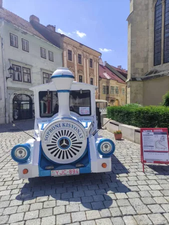 Kék-fehér turistavonat a történelmi téren
