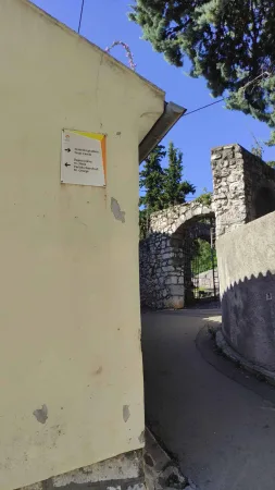 Úzká cesta s ukazatelem směrem k bráně hradu Trsat v Rijece