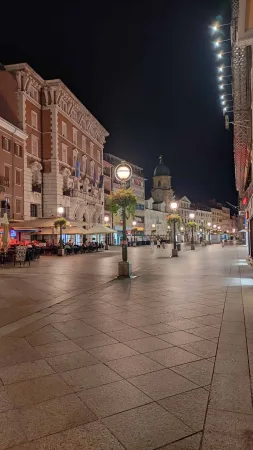 Prázdná pěší zóna Korzo v Rijece osvětlená lampami v noci