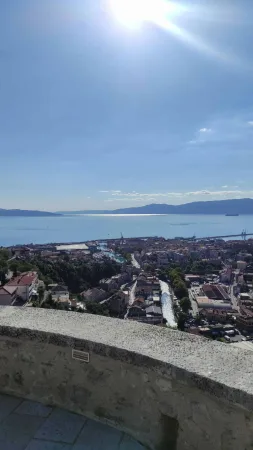 Panoramatický výhled na město Rijeku a moře z hradeb hradu Trsat
