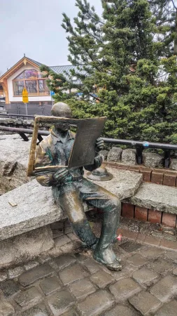 Detail sochy sedícího muže v Zakopaném