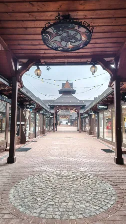 Symetrický pohled chodbou obchodní galerie Krupówki s ozdobami v Zakopaném