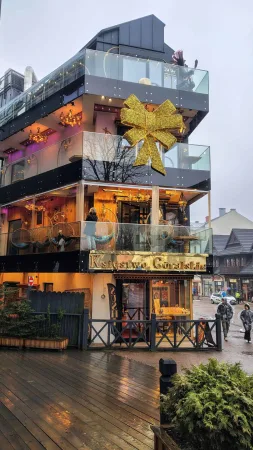 Barevná budova restaurace Ksiestwo Góralskie na Krupówkách v Zakopaném