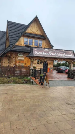 Dřevěná restaurace Szalas Pod Reglami v Zakopaném za deštivého dne