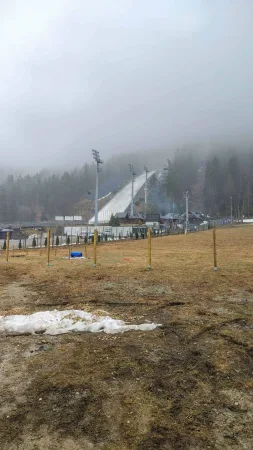 Skokanský můstek Wielka Krokiew zahalený v mlze v Zakopaném