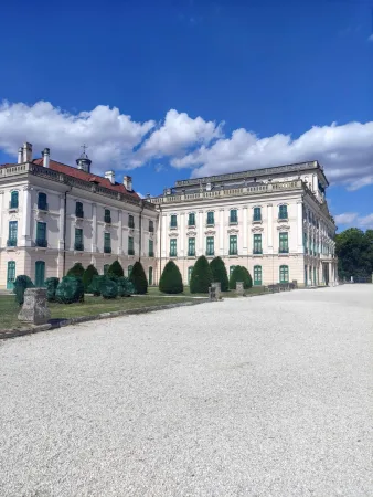 Boční průčelí barokního zámku Esterházy ve Fertődu za slunečného dne