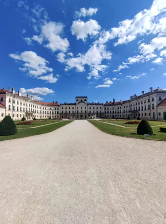 Symetrický pohled na hlavní průčelí zámku Esterházy
