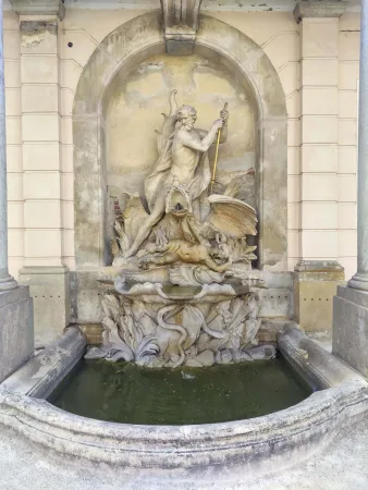 Barokní kašna se sochou Neptuna ve výklenku zámku Esterházy