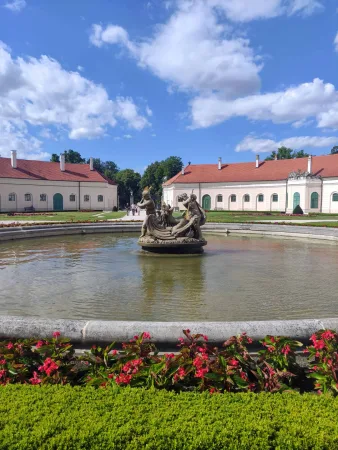 Kašna se sousoším v parku zámku Esterházy s červenými květinami