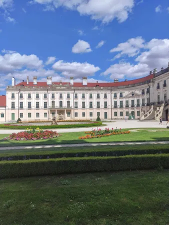Křídlo zámku Esterházy s barevnými záhony