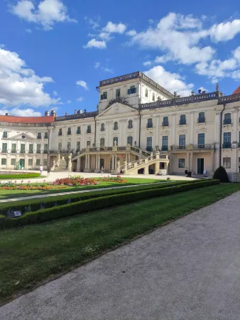 Pohled na zámek Esterházy s barokními terasami a záhony
