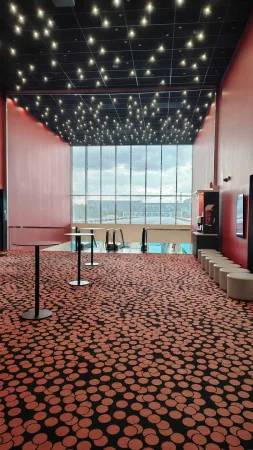 Prostorné foyer kina CineStar s hvězdným stropem a výhledem