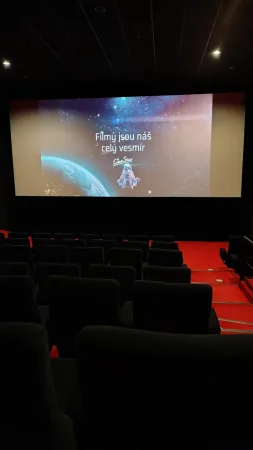 Velké plátno v kinosále CineStar s nápisem Filmy jsou náš celý vesmír