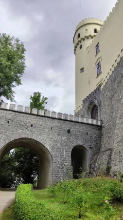 Klenutý kamenný most vedoucí k věži zámku Orlík nad Vltavou