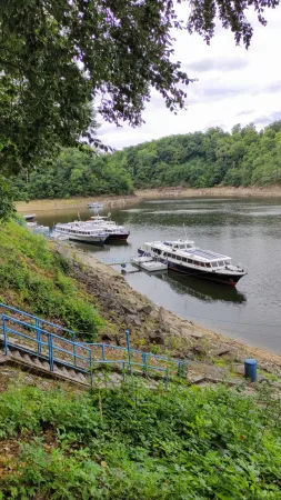 Schodiště vedoucí k přístavišti výletních lodí pod zámkem Orlík nad Vltavou