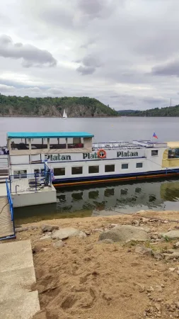 Vyhlídková loď Platan kotvící v přístavu pod zámkem Orlík na Orlické přehradě