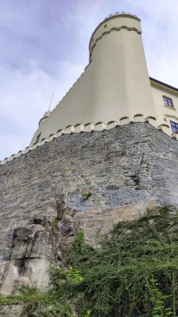 Zámek Orlík nad Vltavou vystavěný na skalním ostrohu nad řekou