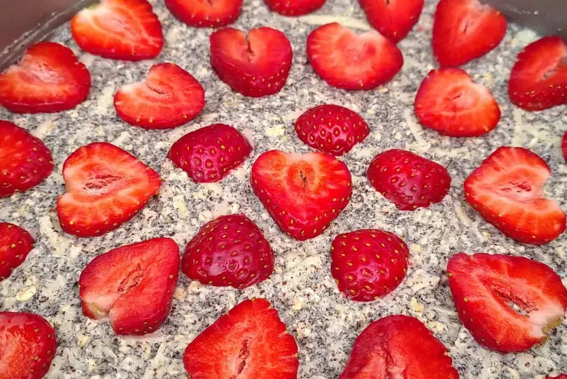 Gâteau sain aux pommes, fraises et graines de pavot