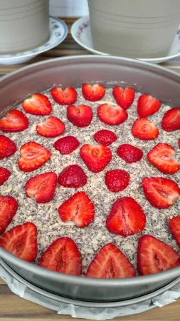 Gâteau aux fraises et au pavot dans le moule avant d'aller au four