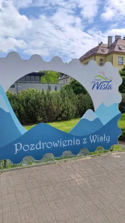 Barevná fotostěna s nápisem Pozdrowienia z Wisły pro turistické foto