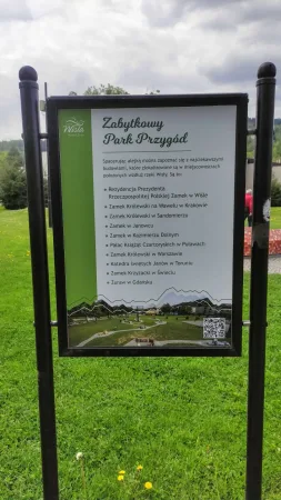 Informační cedule Zabytkowy Park Przygód s mapou parku