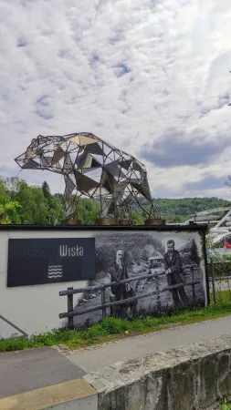 Moderní geometrická kovová socha medvěda na střeše koupaliště Baseny Wisła