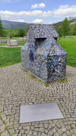 Modrá skleněná mozaiková miniatura hradu vystavená v Parku miniatur ve Wisle
