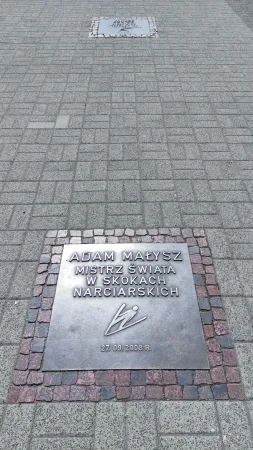 Pamětní bronzová deska Adama Małysze v Aleji sportovních hvězd ve Wisle