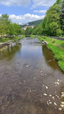 Panoramatický pohled na řeku Wislu obklopenou kopci v pozadí