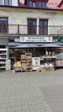 Stánek s beskydskými specialitami na hlavní pěší zóně ve Wisle