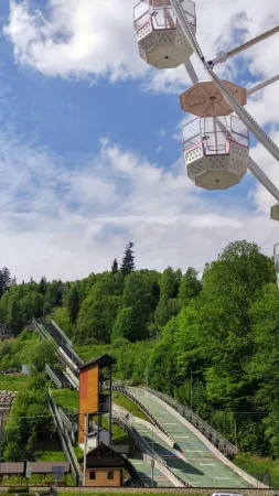 Vyhlídkové kolo a skokanský můstek v zelených kopcích nad Wislou