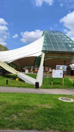 Moderní zastřešené jeviště amfiteátru s bílou membránovou střechou ve Wisle