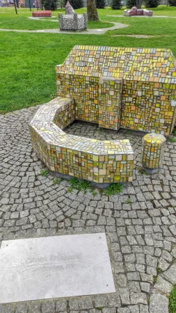 Žlutá mozaiková miniatura Královského zámku v Parku miniatur